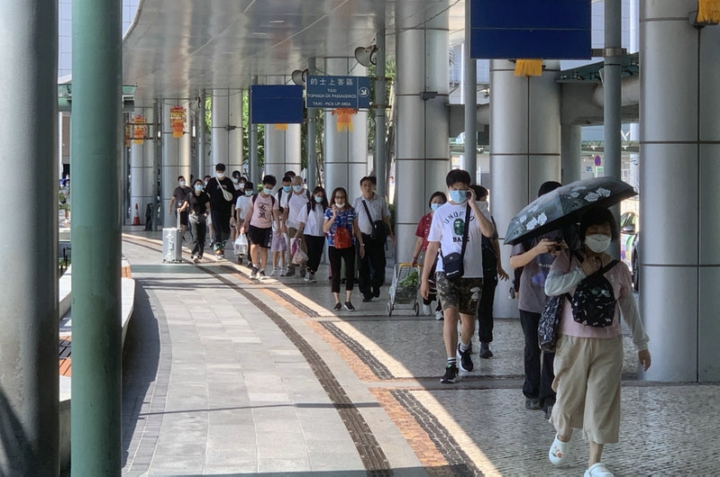 關閘人流絡繹 發財巴現人龍